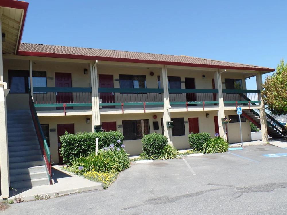 كاستروفيل Coastal Valley Inn المظهر الخارجي الصورة