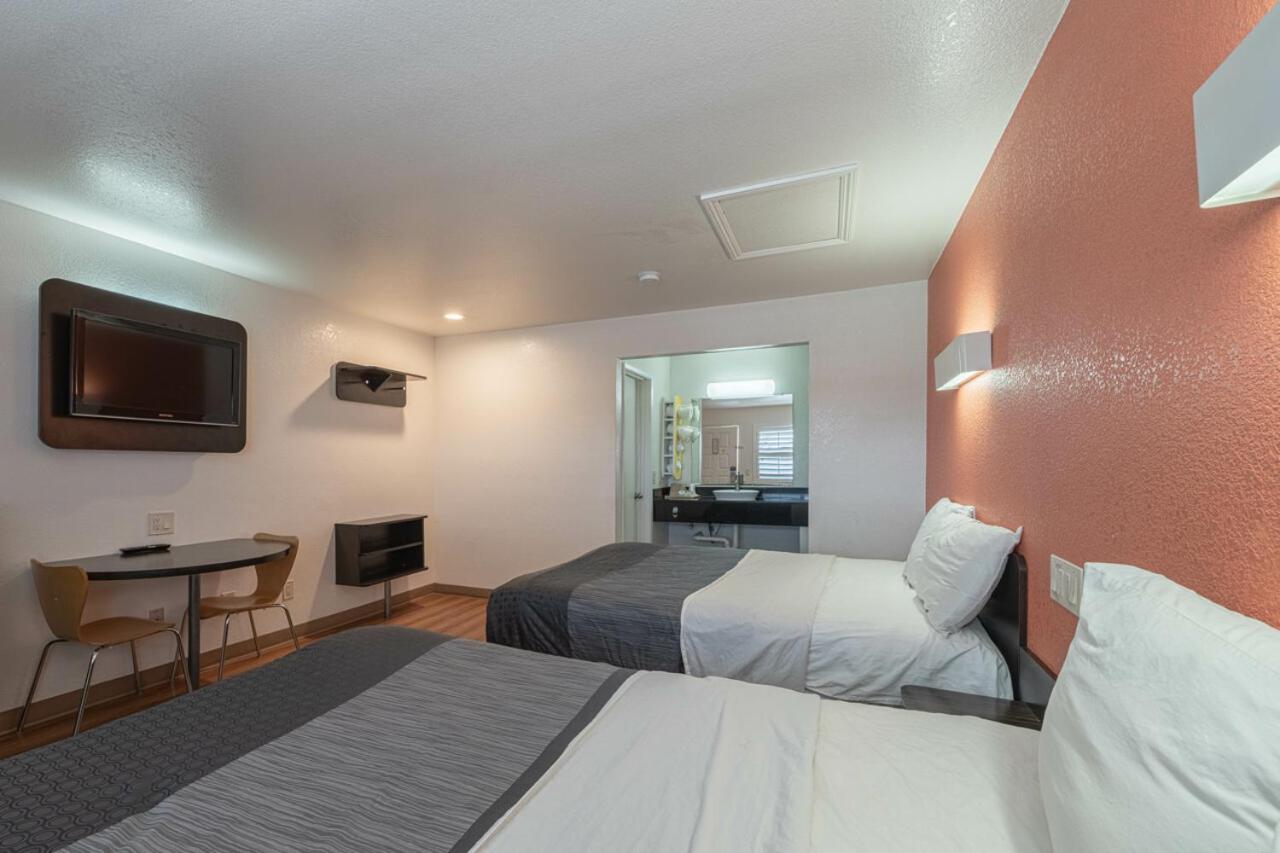 كاستروفيل Coastal Valley Inn المظهر الخارجي الصورة